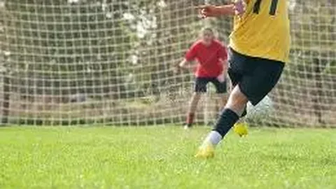 独家揭秘：拜仁、尤文图斯、巴黎圣日耳曼争相抢夺科纳特，新星态度灵活，未来去向引足坛热议！